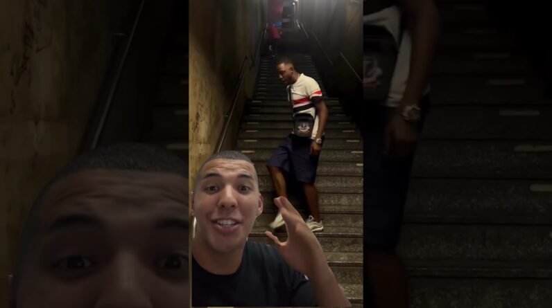 Homem Mijando No metro da Sé (Apanhou Feio) #noticias